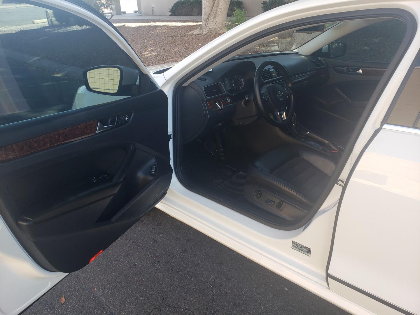 2013 WHITE /gray and black Volkswagen Passat tdi highline (1VWCN7A31DC) with an 2.0L L4 DOHC 16V engine, 6-Speed Automatic transmission, located at 323 E Dunlap Ave., Phoenix, AZ, 85020, (602) 331-9000, 33.567677, -112.069000 - 2013 Volkswagen Passat TDI SEL Premium,...... EXCELLENT condition, A Real Must See!!.... No accidents, Ice cold ac front and rear, Stereo/CD Player, Satellite compatible, Bluetooth, Phone sync, Backup camera, Navigation, Clean Black and Gray interior with Black Leather seats in near perfect conditio - Photo#8